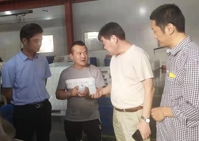 馬運將總經理給客戶介紹塑料提手